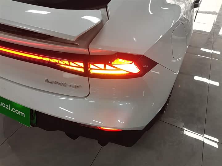 Фото 8 - Changan UNI-V Hybrid