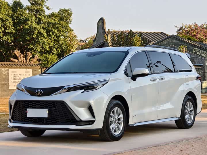 Фото 1 - Toyota Granvia