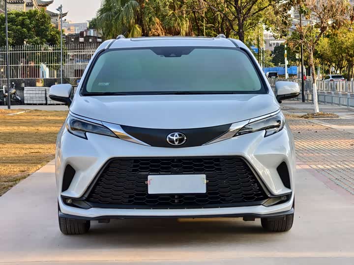 Фото 2 - Toyota Granvia