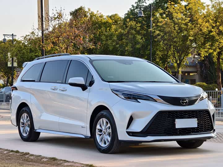 Фото 3 - Toyota Granvia