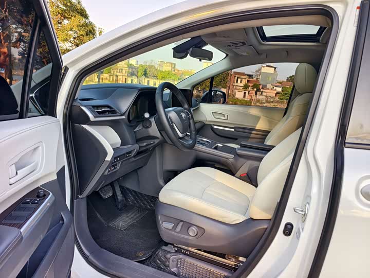 Фото 4 - Toyota Granvia