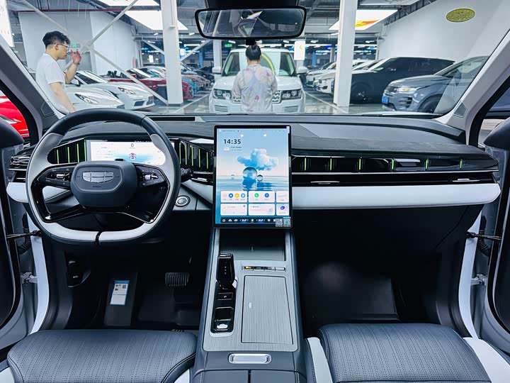 Фото 6 - Geely Atlas L