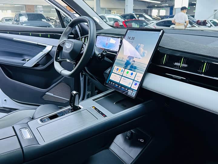 Фото 7 - Geely Atlas L