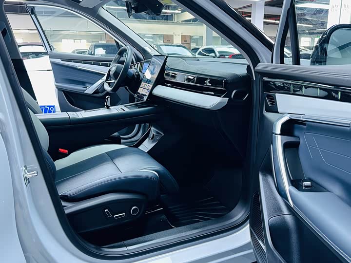 Фото 8 - Geely Atlas L