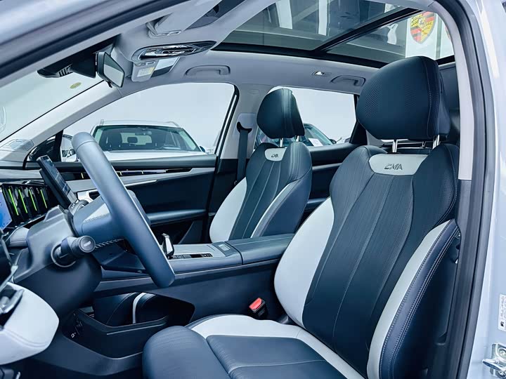 Фото 9 - Geely Atlas L