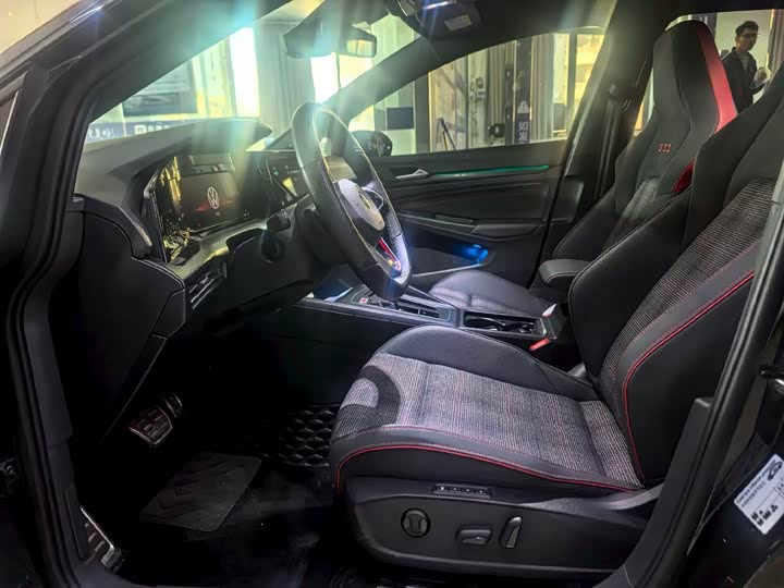 Фото 2 - Volkswagen Golf GTI