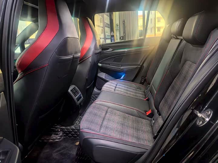 Фото 3 - Volkswagen Golf GTI