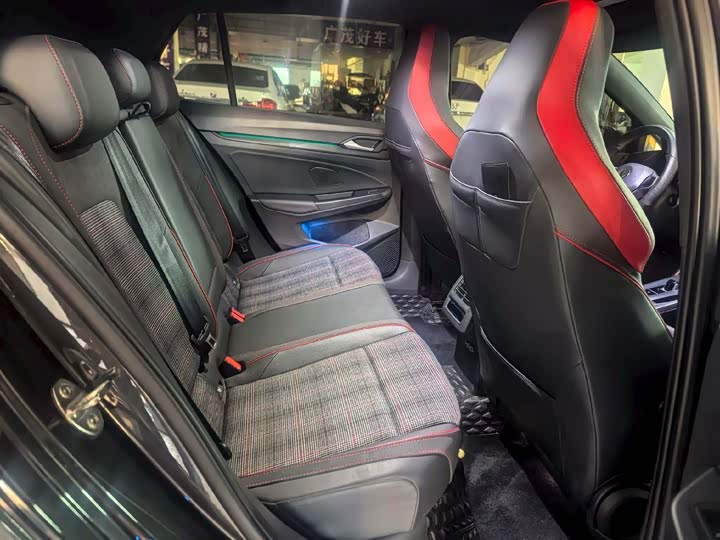 Фото 4 - Volkswagen Golf GTI