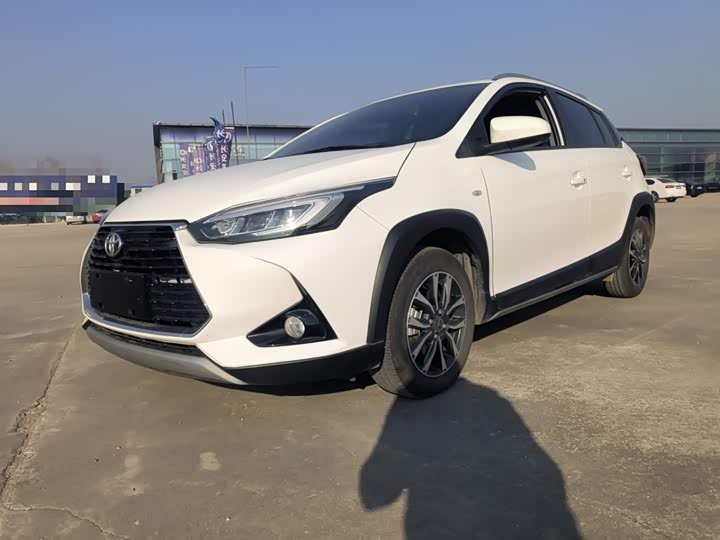 Фото 2 - Toyota Yaris L Hatchback