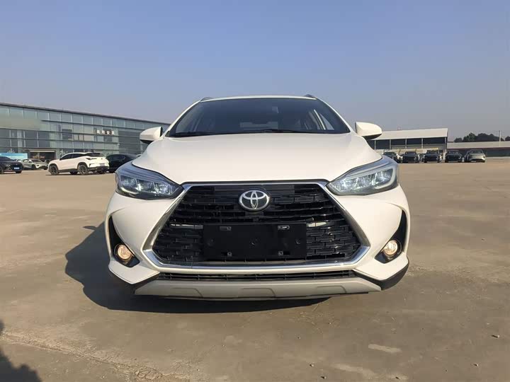 Фото 3 - Toyota Yaris L Hatchback