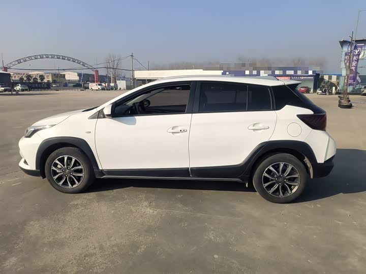 Фото 5 - Toyota Yaris L Hatchback