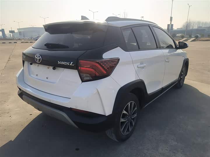 Фото 7 - Toyota Yaris L Hatchback