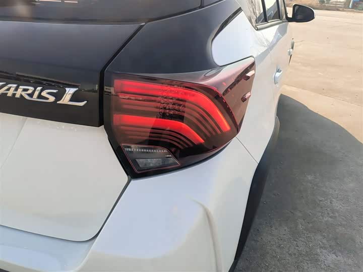 Фото 8 - Toyota Yaris L Hatchback