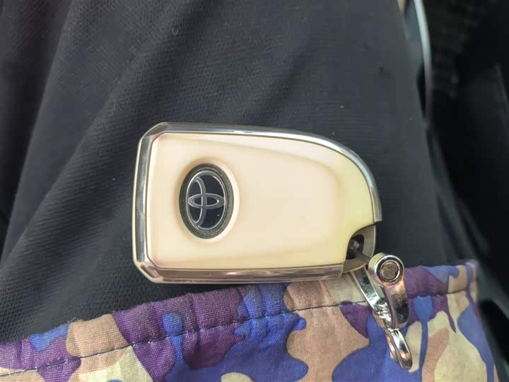 Фото 9 - Toyota Yaris L Hatchback