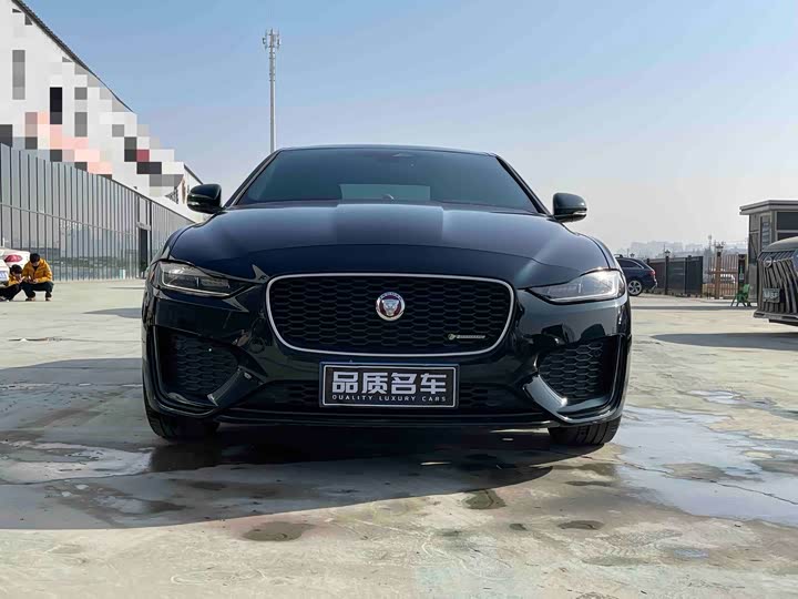 Фото 2 - Jaguar XE L
