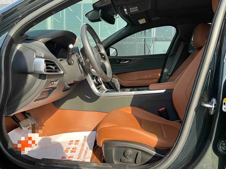 Фото 4 - Jaguar XE L