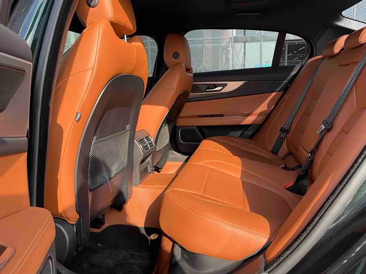 Фото 6 - Jaguar XE L