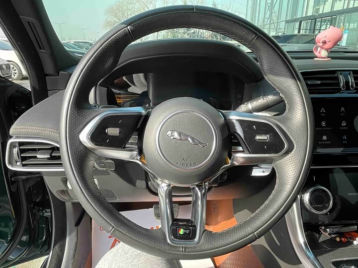 Фото 8 - Jaguar XE L