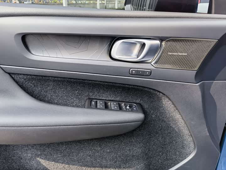 Фото 8 - Volvo C40