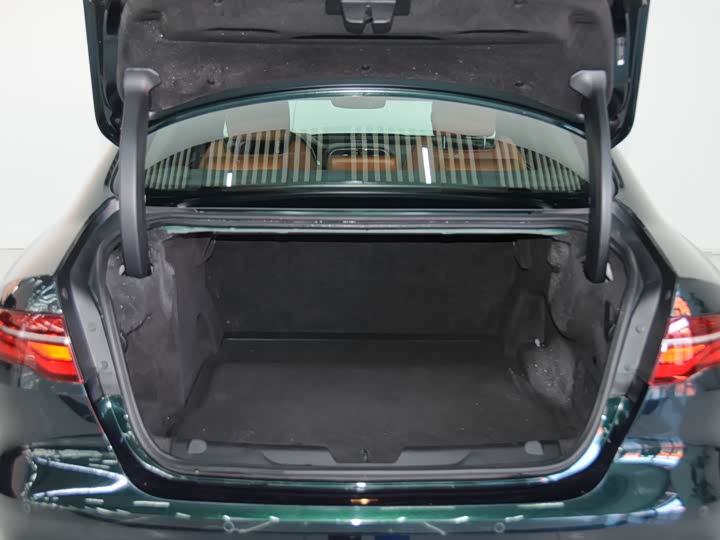 Фото 7 - Jaguar XE L