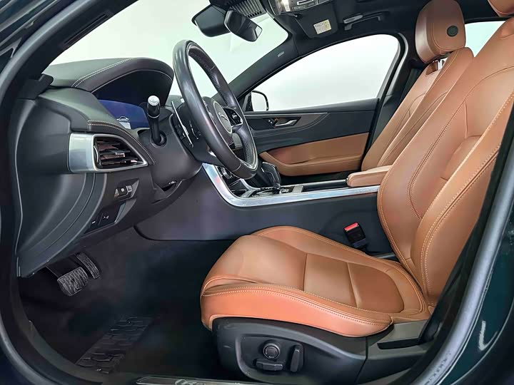 Фото 8 - Jaguar XE L