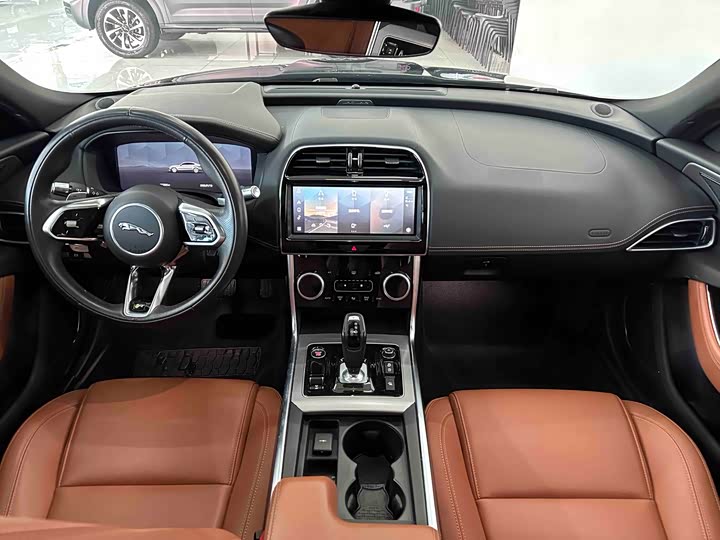 Фото 9 - Jaguar XE L