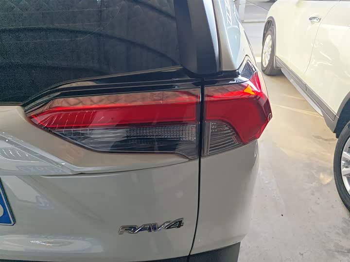 Фото 8 - Toyota RAV4