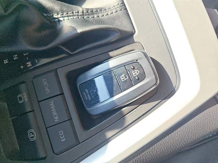 Фото 9 - Toyota RAV4