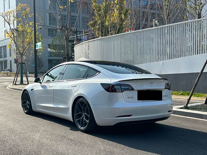 Фото 3 - Tesla Model 3