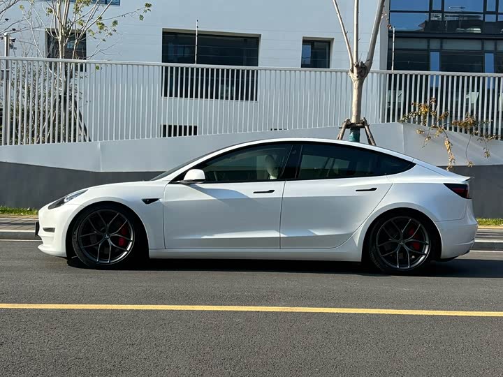 Фото 4 - Tesla Model 3