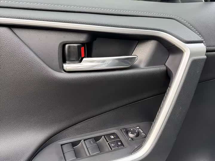 Фото 8 - Toyota RAV4