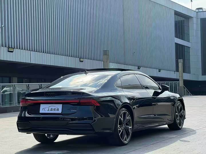 Фото 9 - Audi A7L