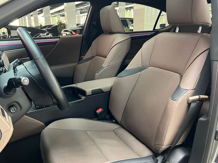 Фото 9 - Lexus ES