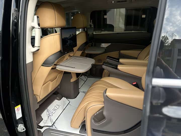 Фото 7 - Denza D9