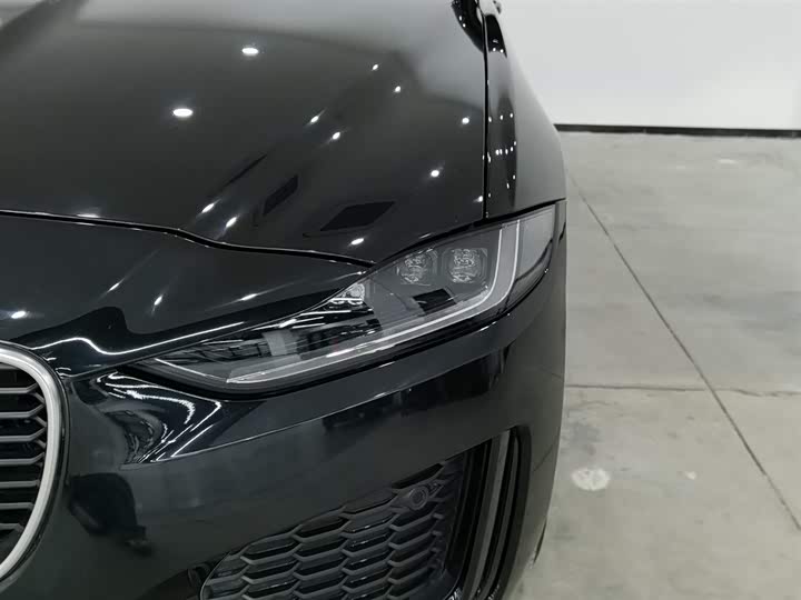 Фото 7 - Jaguar XE L