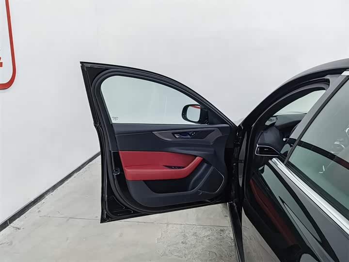 Фото 8 - Jaguar XE L