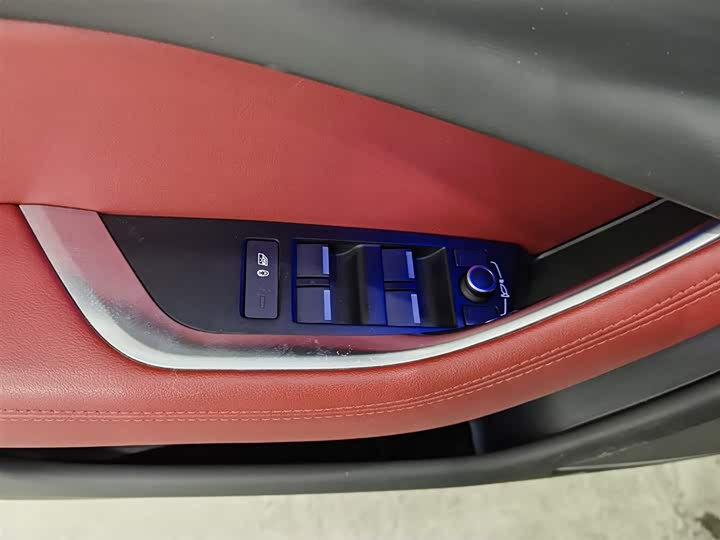 Фото 9 - Jaguar XE L