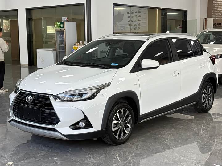 Фото 1 - Toyota Yaris L Hatchback