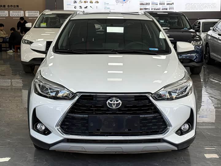 Фото 2 - Toyota Yaris L Hatchback