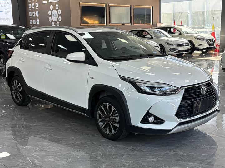 Фото 3 - Toyota Yaris L Hatchback