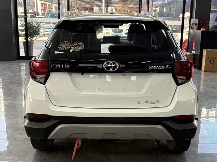 Фото 4 - Toyota Yaris L Hatchback