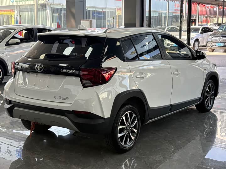 Фото 5 - Toyota Yaris L Hatchback