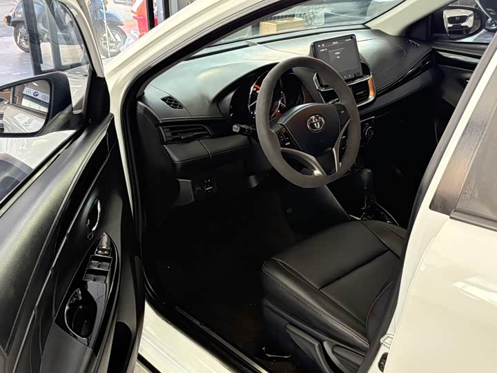 Фото 7 - Toyota Yaris L Hatchback