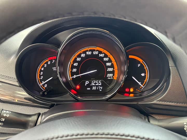 Фото 8 - Toyota Yaris L Hatchback