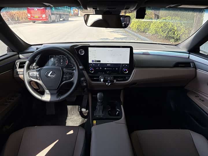 Фото 5 - Lexus ES