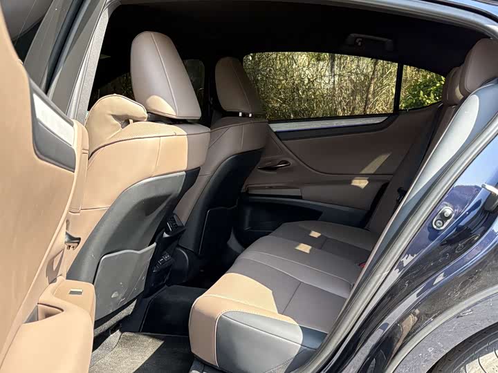 Фото 6 - Lexus ES