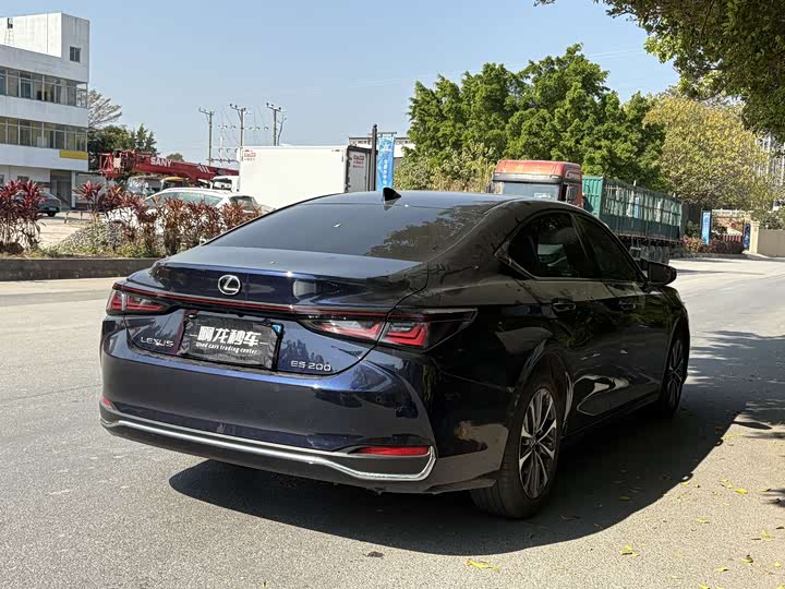 Фото 8 - Lexus ES