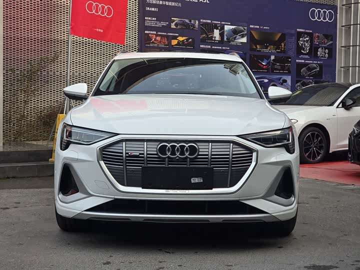 Фото 2 - Audi e-tron