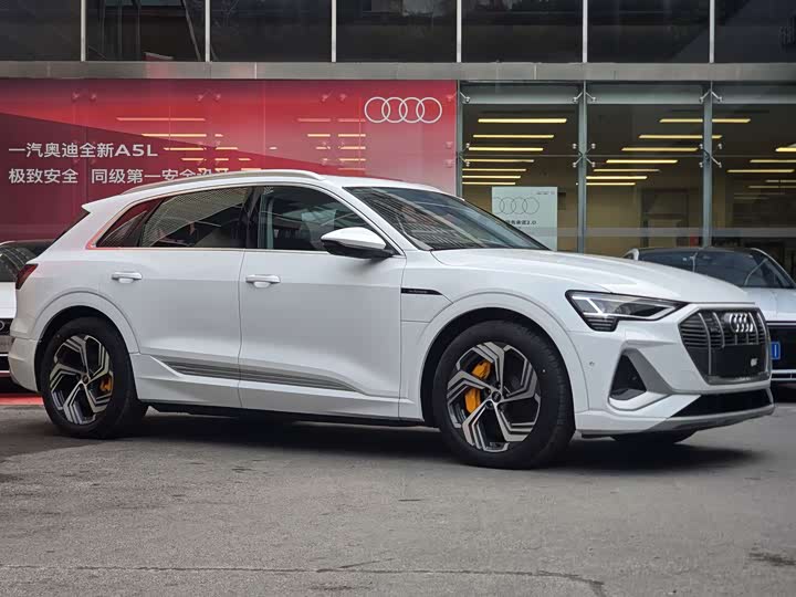 Фото 4 - Audi e-tron