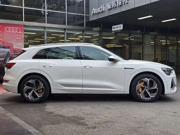 Фото 5 - Audi e-tron